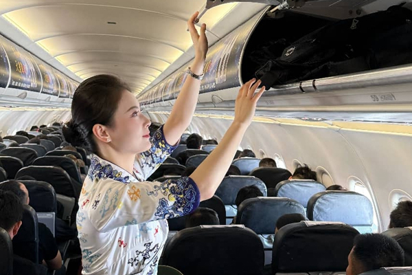 蒋玉在客舱里整理旅客行李。新海航北部湾航空供图