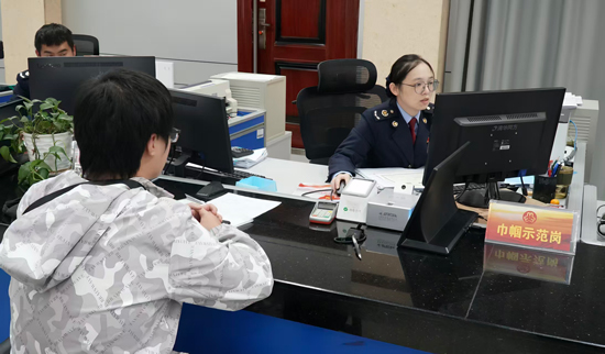 桂林市象山区税务局打破多部门多窗口办理的流程壁垒，积极构建“一窗受理、并联审批、限时办结”的集成服务模式，让合规登记“少走弯路”。邱韵宁摄