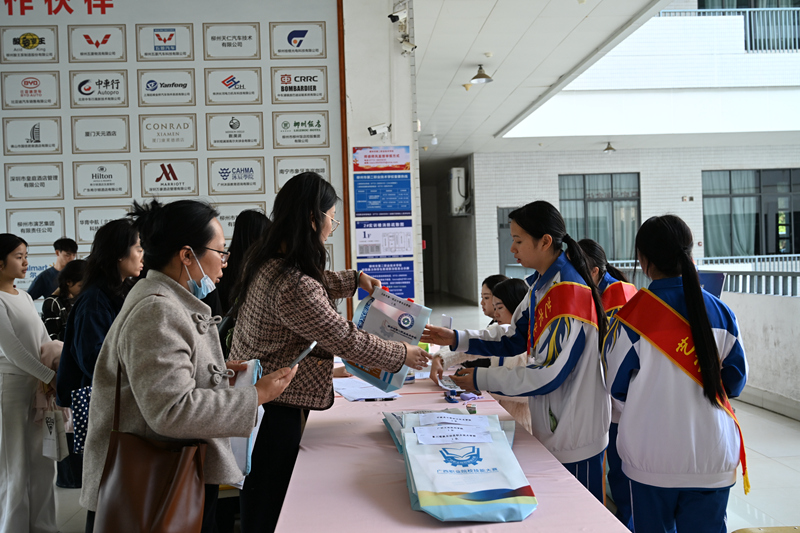 参赛队报到现场。柳州二职校供图