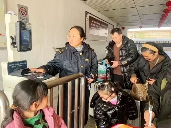 杨玉琼为旅客检票。刘蜜蜜摄