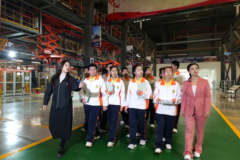 初中段參觀柳工集團。莫麗華攝