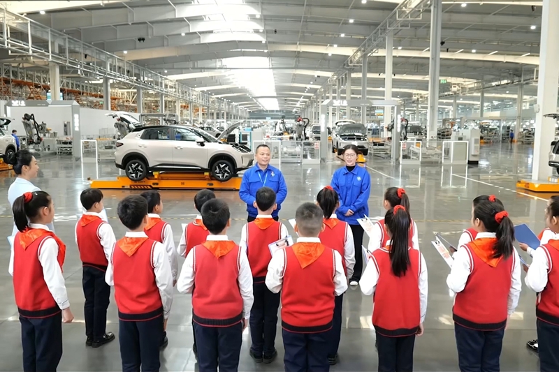 小學段參觀上汽通用五菱寶駿基地。莫麗華攝