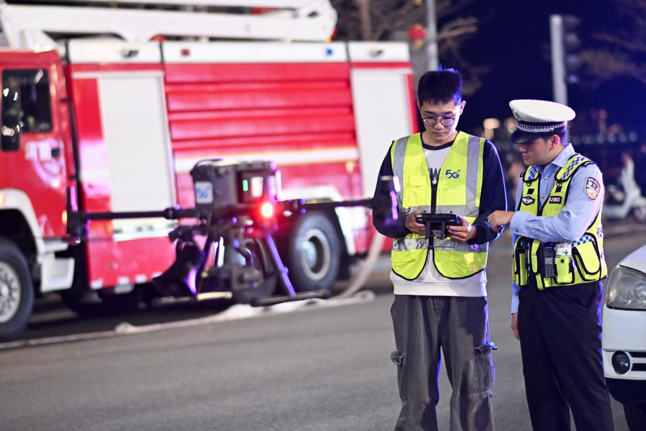网络工程师与交警借助5G网联无人机查看交通路况。苏珩摄