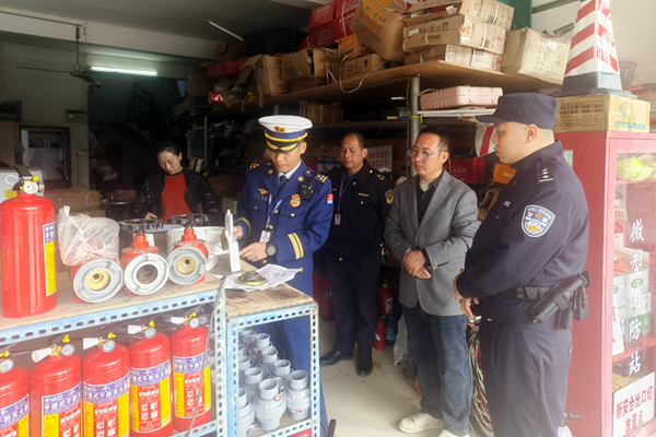 消防监督员检查应急灯。李品贞摄