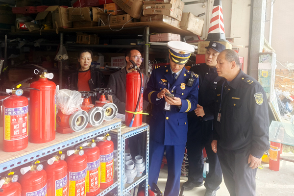 消防监督员用手机扫码查看灭火器信息。李品贞摄