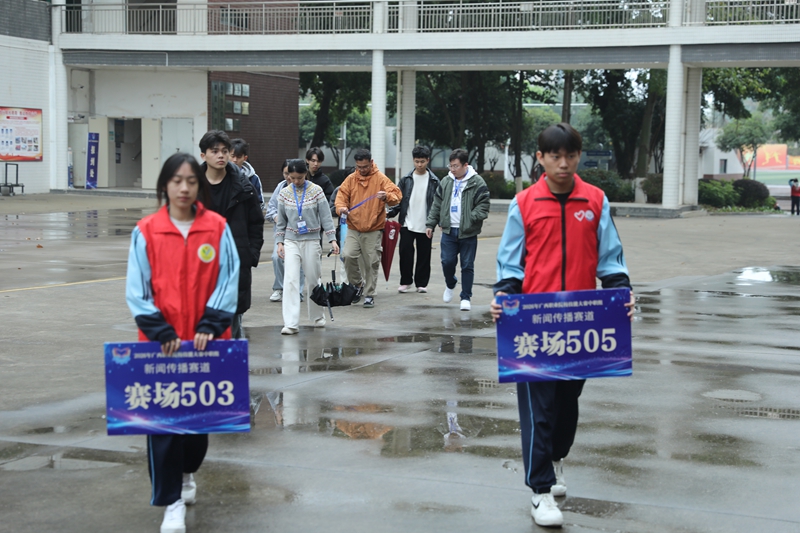 选手们在柳一职志愿者引导下进入候赛区。黄纯廷摄