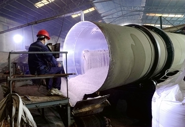 工人們正在抓緊生產化肥。謝海兵攝