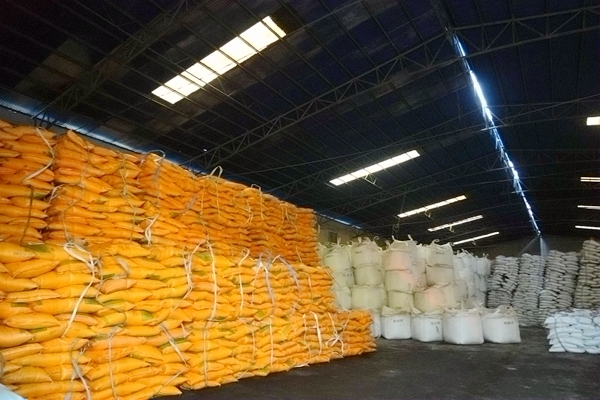 車間內化肥儲備充足。謝海兵攝