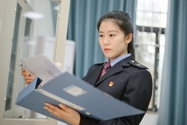 莫慧玲在整理工單。俸越攝