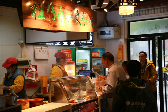 食客排隊點餐。唐華鬆攝