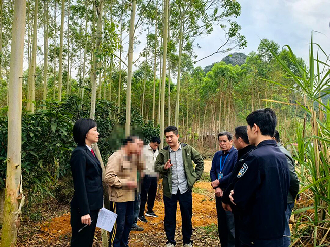 渠黎鎮平安法治中心工作人員現場耐心調節群眾矛盾。渠黎鎮政府供圖