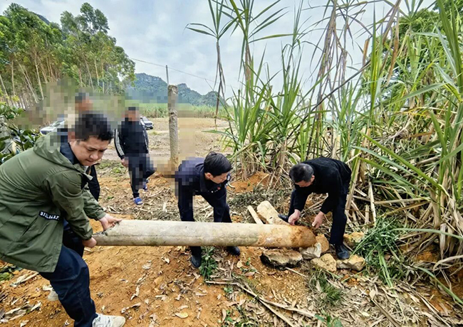 調解專班幫助群眾清理路障。渠黎鎮政府供圖