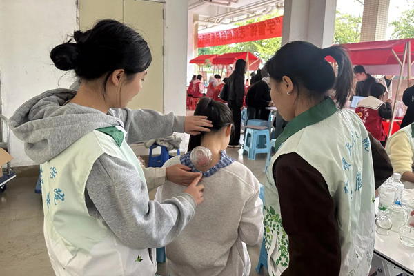 康養拔罐體驗活動。學校供圖