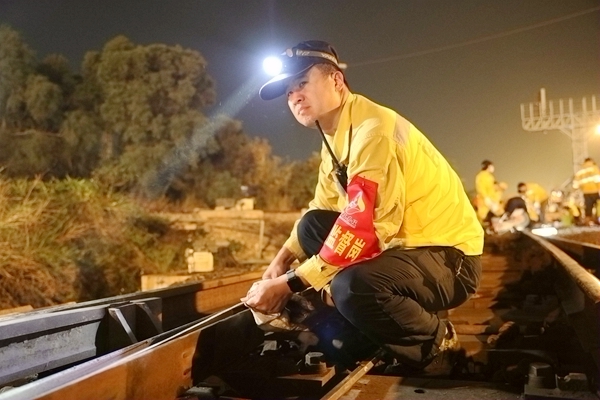 施工人員在南寧南站測量線路設備。龐敬業攝