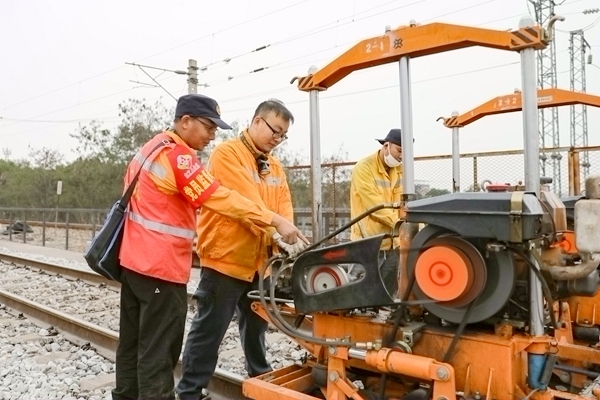 施工人員在南寧南站配合完成線路搗固作業。龐敬業攝