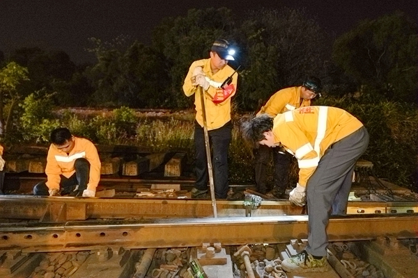 施工人員在南寧南站配合維修線路設備。龐敬業攝