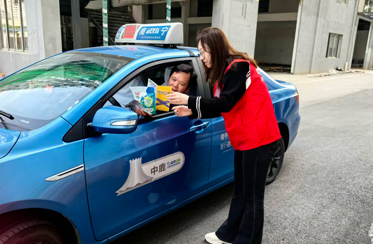 平安志愿者向网约车司机讲防诈技巧。平安产险广西分公司供图