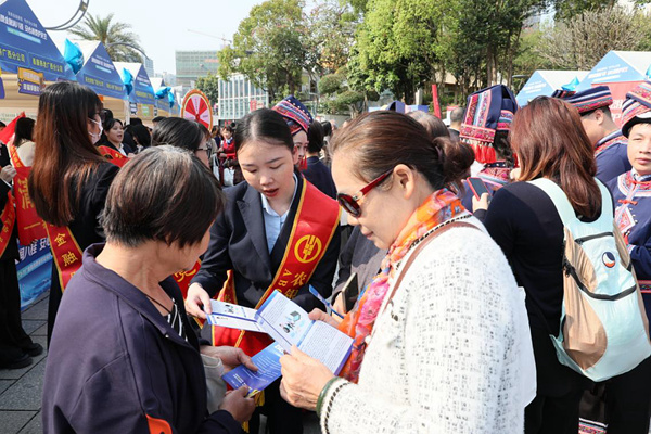 工作人员给市民普及金融知识。谢立华摄