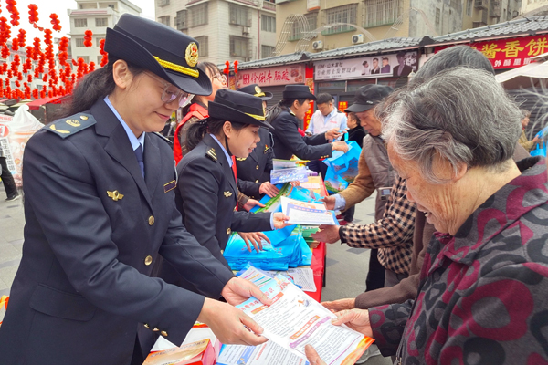 工作人员在向市民普及相关知识。