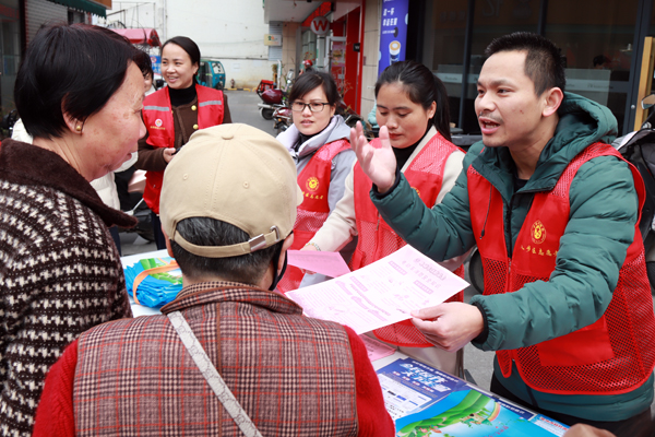 工作人员在向市民普及相关知识。