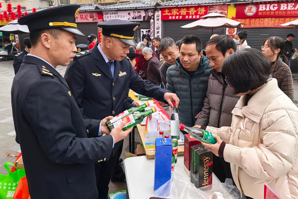 工作人员在向市民普及相关知识。