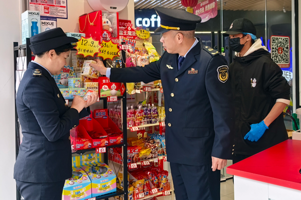 执法人员开展突击检查。