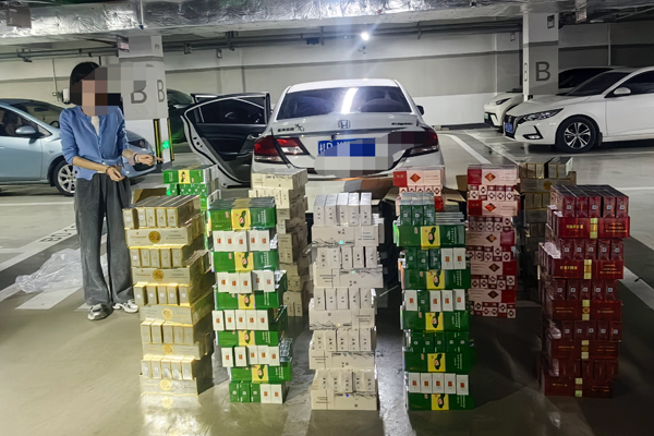 在贵港市辖区查获涉案卷烟现场。冯海华摄