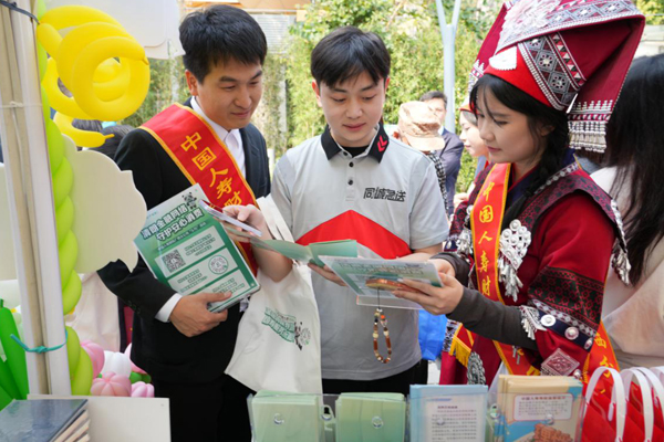 工作人员向市民普及金融消保知识。中国人寿财险广西分公司供图