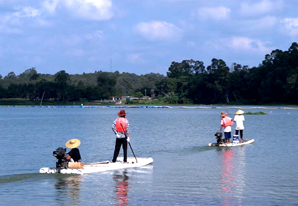 工作人員正在巡河。