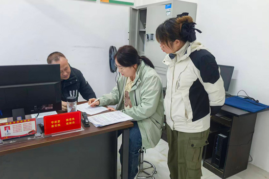 百色烟草机关人员到基层所（站）调研解决基层工作难题（刘春萍摄）
