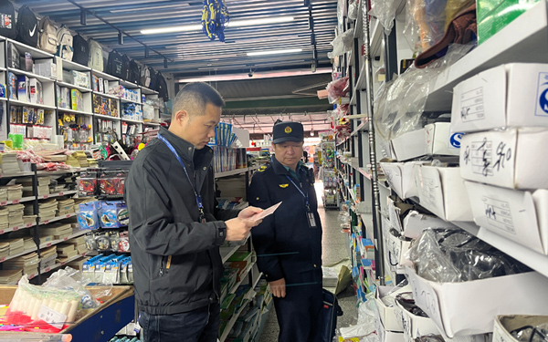 检查组在校园周边文化市场进行检查。覃维娜摄