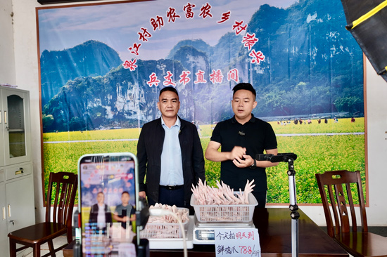 ”兵支書“直播帶貨（葵陽鎮人民政府供圖）