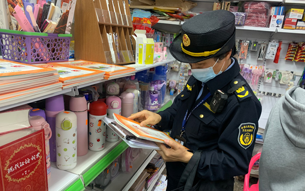 執法人員在校園周邊商店檢查相關出版物。甘顯龍攝