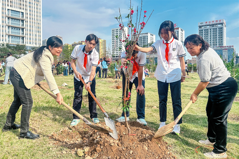 植树现场。南宁市明天学校供图