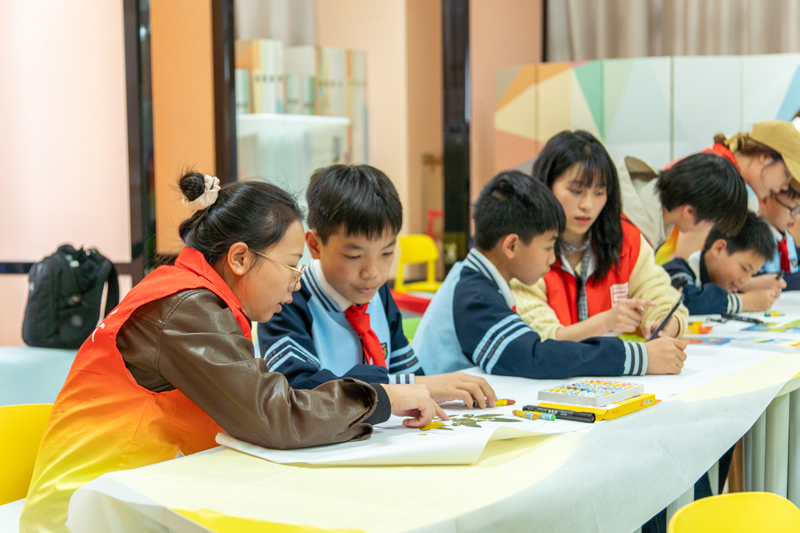 造型艺术学院学生和明天学子共同创作“画春天”。南宁市明天学校供图