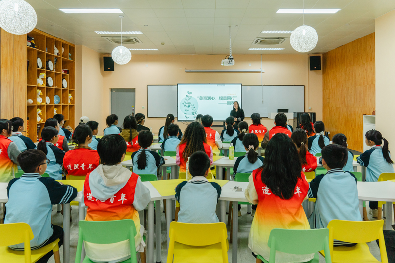 造型艺术学院王菲燕老师给学生上思政课。南宁市明天学校供图