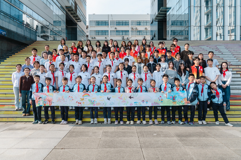 合影。南宁市明天学校供图