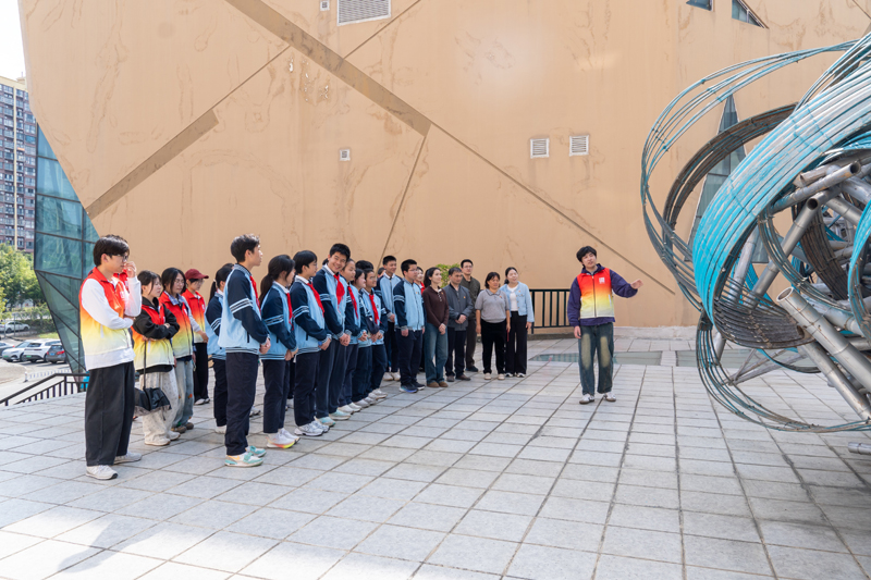 艺术学院团员学生讲解雕塑作品。南宁市明天学校供图