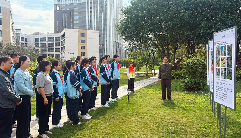 造型艺术学院张翔飞老师讲解公共艺术作品。南宁市明天学校供图