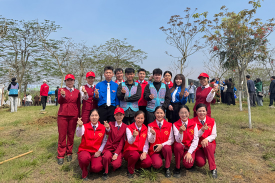 植树活动现场。韦婷婷摄 (3)
