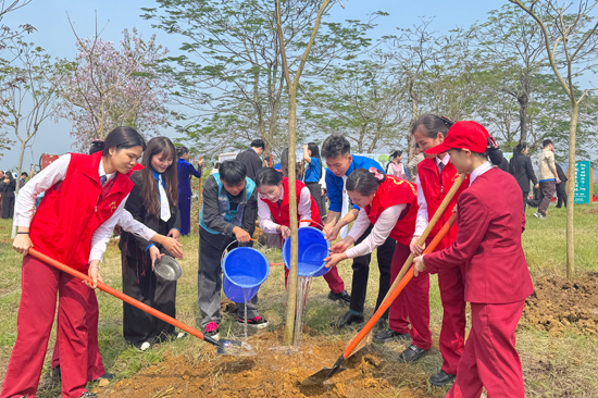 植树活动现场。韦婷婷摄