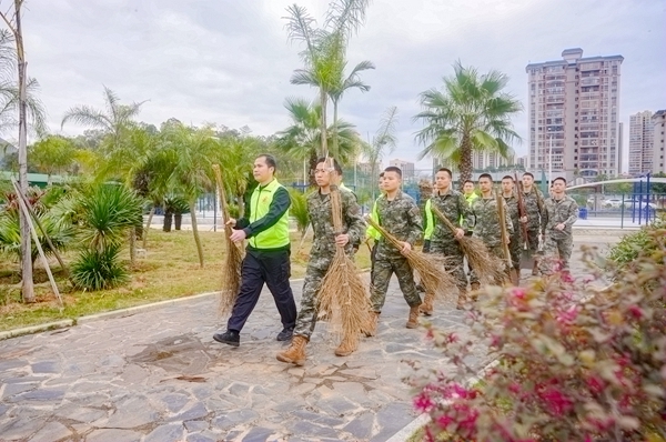 官兵前往植樹場地。賴治華攝