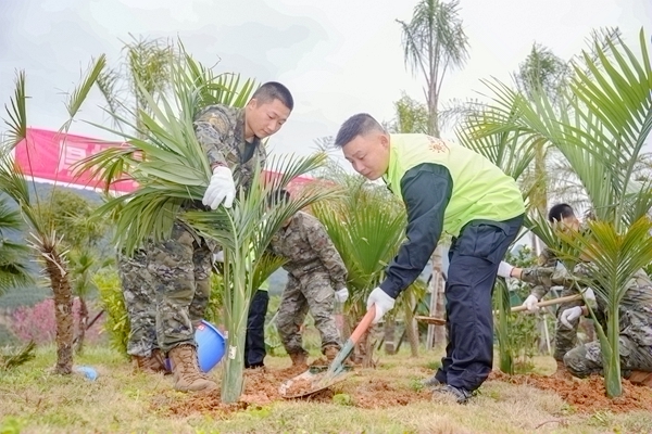 官兵與民警協力植樹。賴治華攝