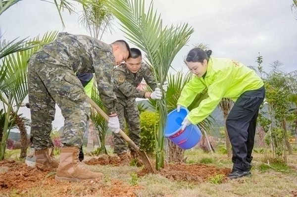 官兵給新綠澆水。賴治華攝