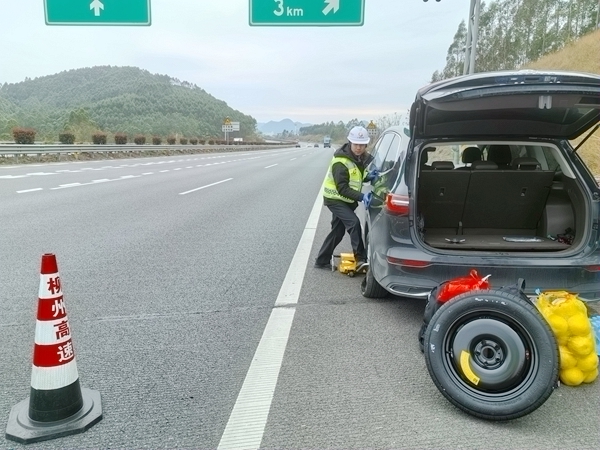 应急人员帮助司乘更换轮胎。