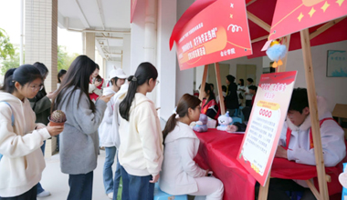 广西工商职业技术学院“学雷锋”志愿服务市集暖心开市