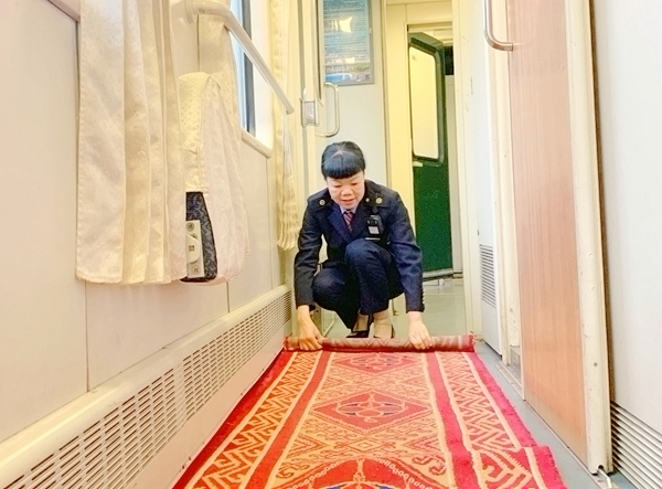 甘麗香整理車廂地毯。唐國標攝