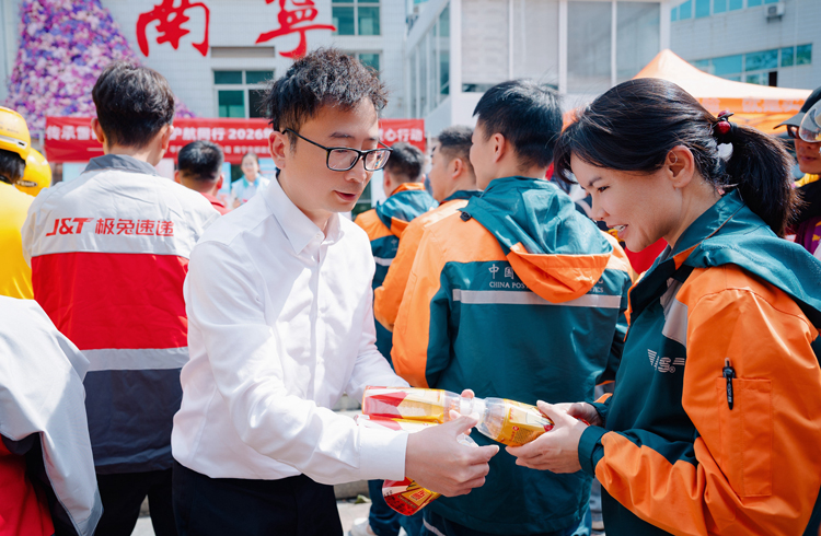 平安人寿工作人员向快递人员送温暖。平安人寿广西分公司供图