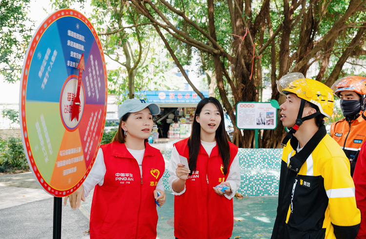 外卖小哥积极参与寓教于乐的游戏。平安人寿广西分公司供图