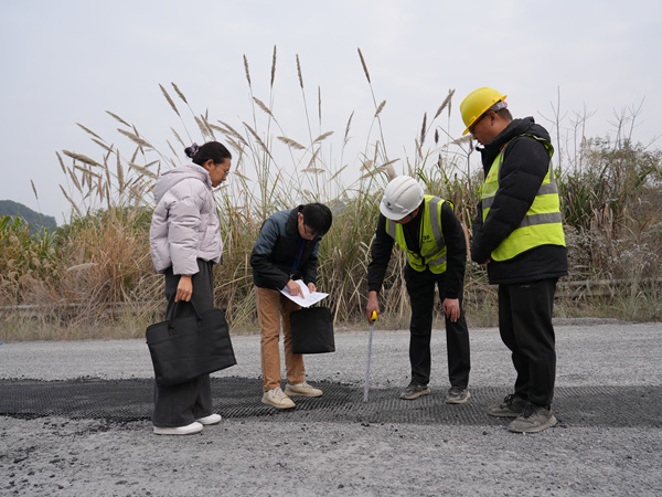 圖為陽朔縣紀檢監察干部在陽普路建設現場了解情況。徐維薇攝